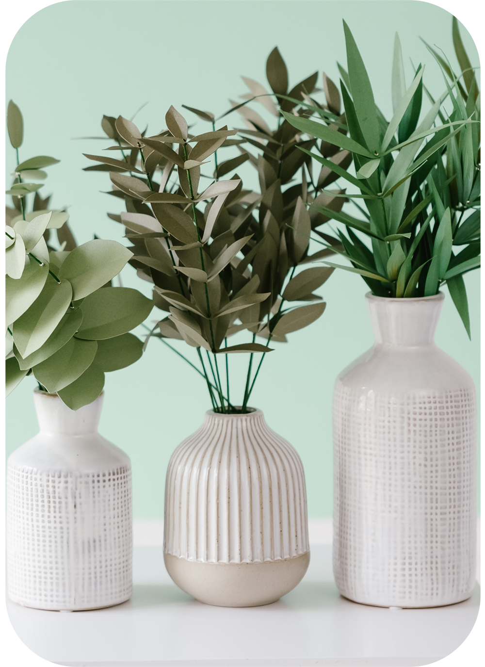 Feuillages en papier disposés dans des vases