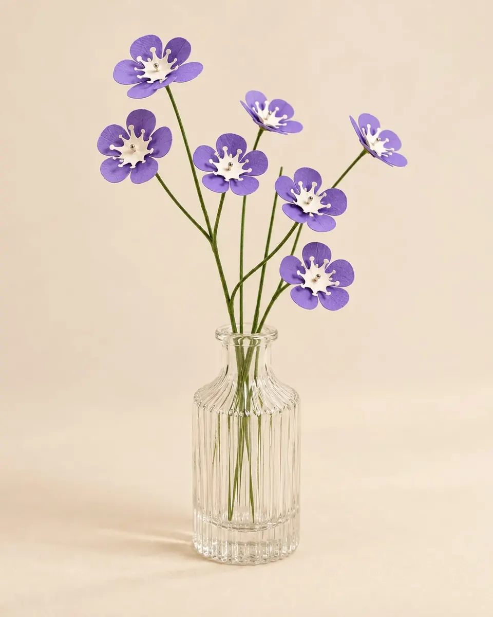Fleurs de wax violettes, bouquet de petites fleurs en tissu dans un vase