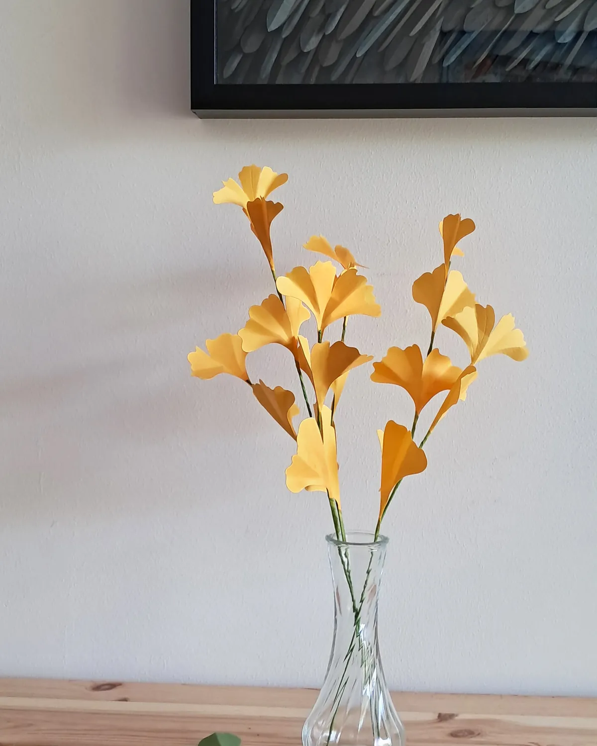 Branches de ginkgo en papier bouton d'or dans un vase, photo d'atelier