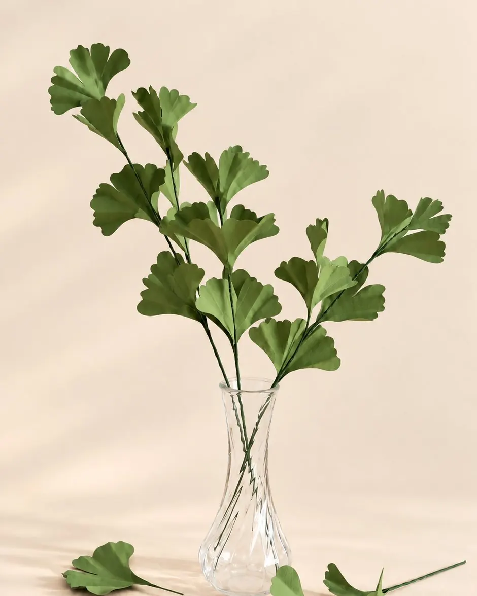 Branche de ginkgo en papier vert pomme, feuilles en éventail
