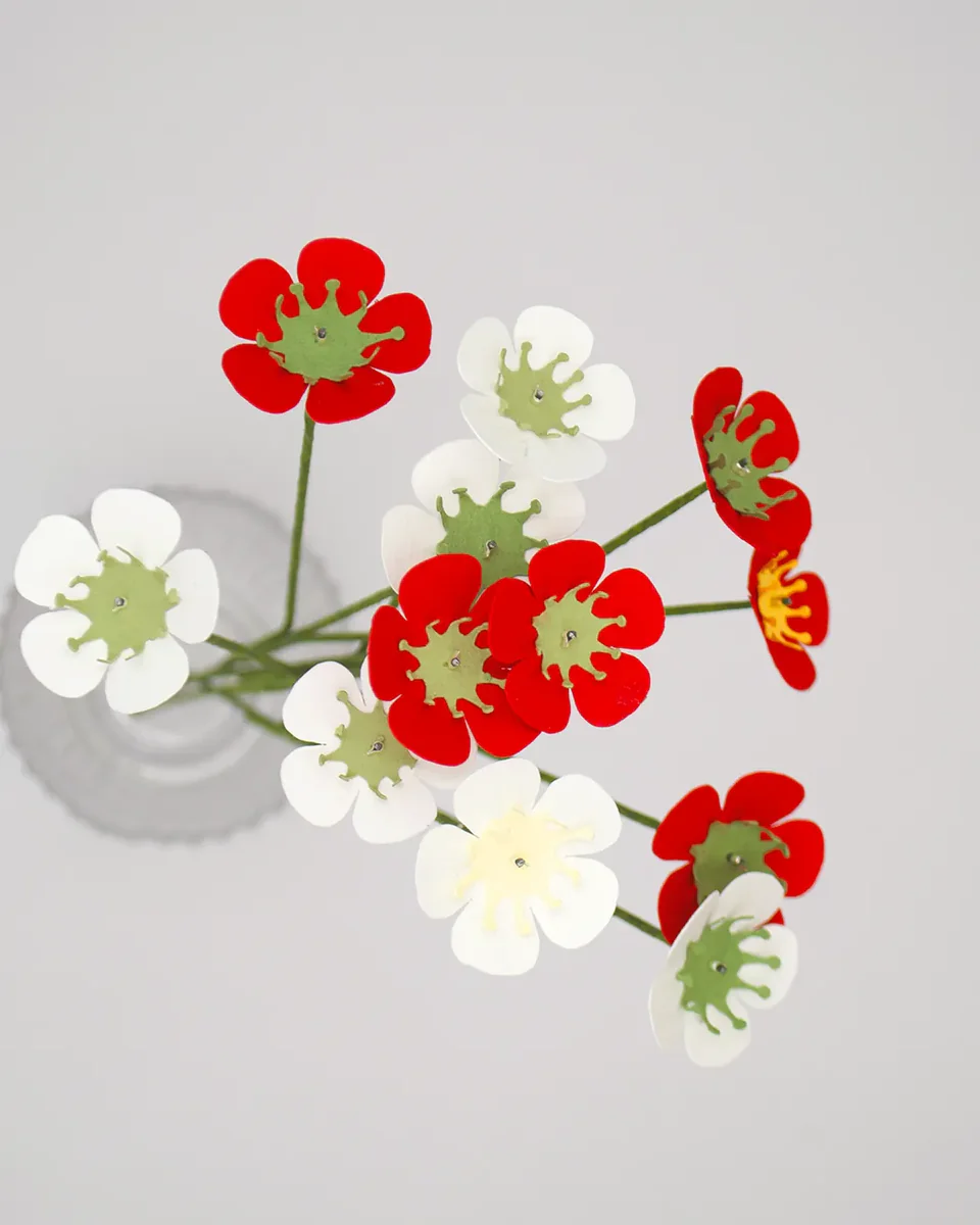 Fleurs de wax rouges et blanches, bouquet de petites fleurs en tissu