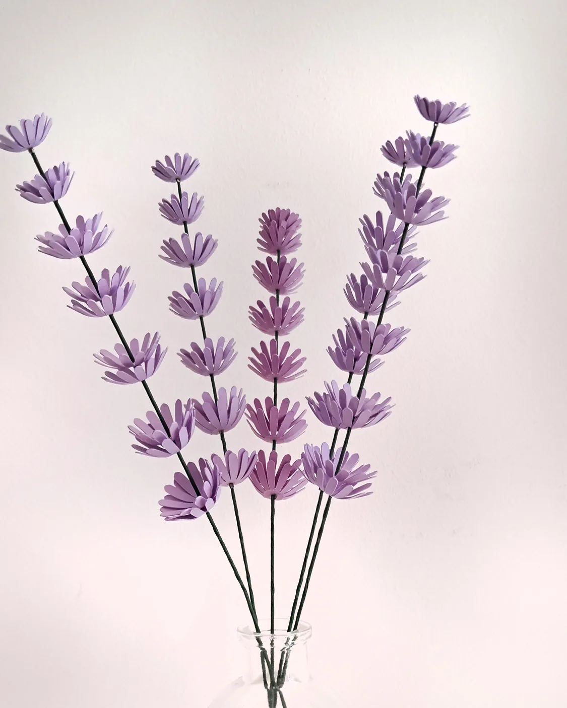 Lavande en papier parme, épis dans un vase en verre