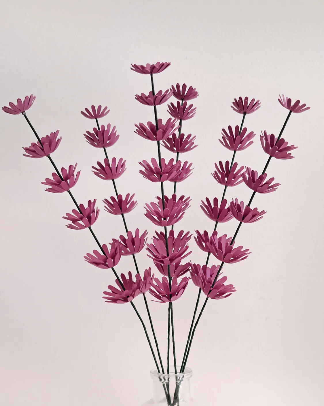 Lavande en papier rose parme, épis dans un vase
